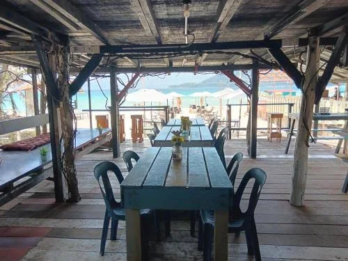 Monkey Hut Cafe & Bed